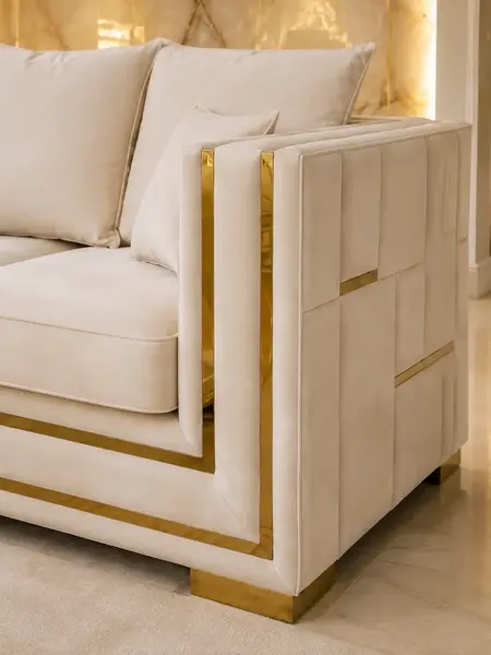 Złota Sofa Rozkładana Palace – Nowoczesna i Ekskluzywna z bliska, pokazująca drobne detale wykończenia, wykonanie na zamówienie od Primavera Home.
