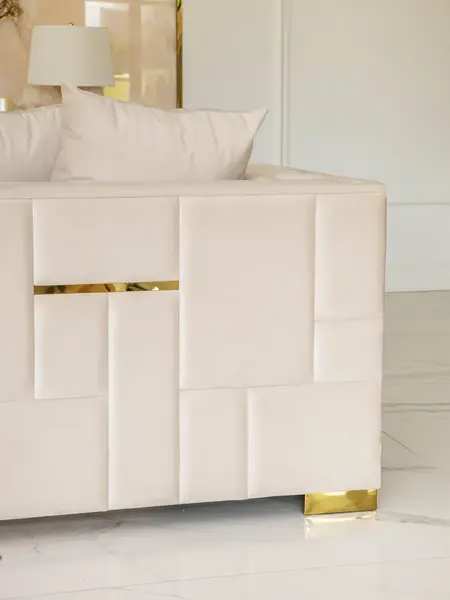 Złota Sofa Rozkładana Palace – Nowoczesna i Ekskluzywna z perspektywy dolnej, ukazująca wyjątkowy design od Primavera Home.