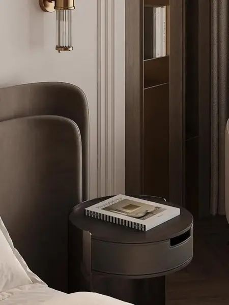 Stylowe rozmieszczenie Ekskluzywnego Łóżka Serena – Tapicerowane z Designerskim Wezgłowiem w nowoczesnej sypialni. Meble na zamówienie od Primavera Home.