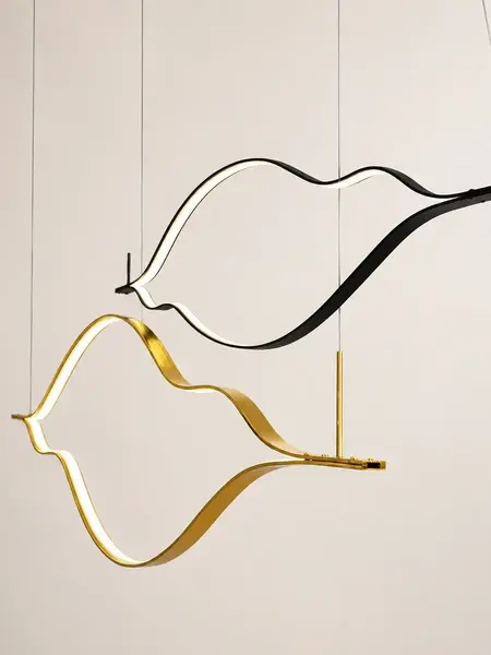 Złoty Żyrandol Nowoczesny Wave – Designerska Lampa Fala LED w stylowej aranżacji salonu, nadając elegancji przestrzeni. Oświetlenie na zamówienie od Primavera Home.