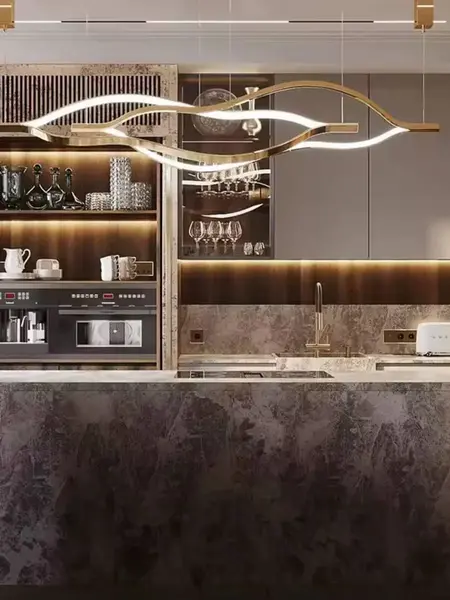 Złoty Żyrandol Nowoczesny Wave – Designerska Lampa Fala LED w ustawieniu przy oknie, podkreślająca naturalne światło. Oświetlenie na zamówienie od Primavera Home.