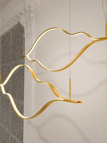 Złoty Żyrandol Nowoczesny Wave – Designerska Lampa Fala LED w pięknej aranżacji sypialni, tworząca przytulny klimat. Oświetlenie na zamówienie od Primavera Home.