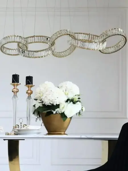 Punktowe oświetlenie przestrzeni z Żyrandolem CRYSTAL 5 Złoty. Wnętrze od Primavera Home.