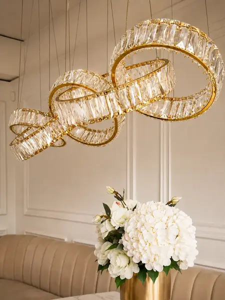 Zbliżenie na szczegóły Żyrandola CRYSTAL 5 Złoty. Luksusowe oświetlenie od Primavera Home.