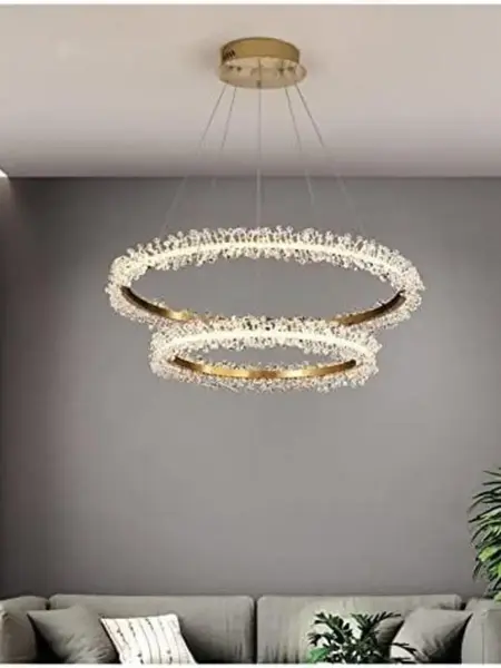 Zawieszony na suficie Żyrandol Kryształowy Brina XL Glamour Złoty – Luksusowa Lampa Wisząca dwupoziomowa w świetle dziennym. Ekspozycja w salonie od Primavera Home.