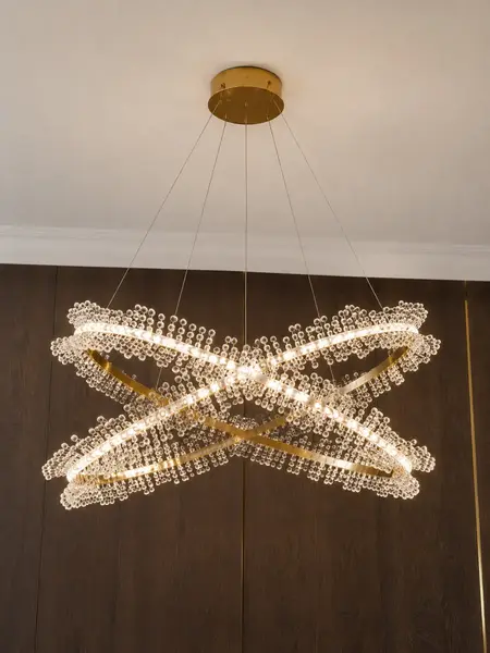 Kompletny widok Żyrandol Kryształowy Brina XL Glamour Złoty – Luksusowa Lampa Wisząca dwupoziomowa w otoczeniu eleganckich mebli. Ekspozycja w salonie od Primavera Home.