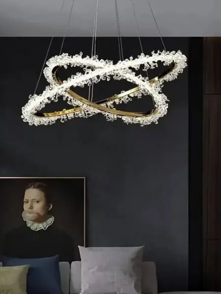Detail of lighting Żyrandol Kryształowy Brina XL Glamour Złoty – Luksusowa Lampa Wisząca dwupoziomowa, pokazujący możliwości zmiany barwy. Aranżacja nowoczesnego wnętrza od Primavera Home.