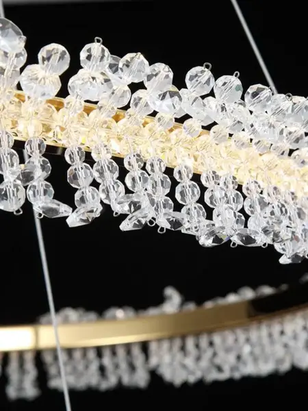 Detail of glass Żyrandol Kryształowy Brina XL Glamour Złoty – Luksusowa Lampa Wisząca dwupoziomowa, eksponujący kryształowe elementy. Aranżacja nowoczesnego wnętrza od Primavera Home.