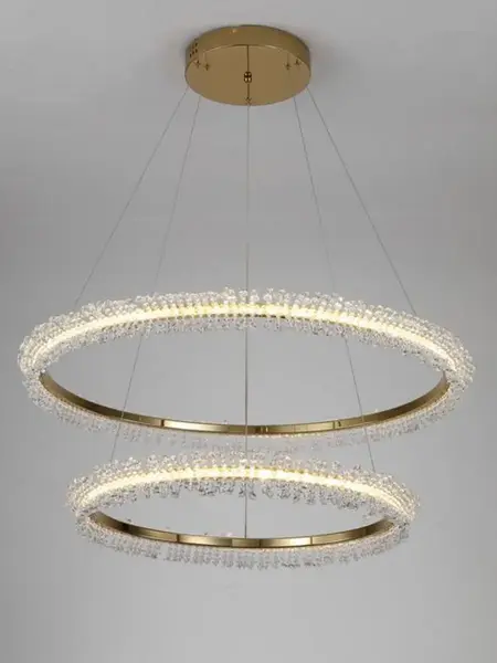 Żyrandol Kryształowy Brina XL Glamour Złoty – Luksusowa Lampa Wisząca dwupoziomowa rzucająca efektowne światło na ścianie. Ekspozycja w salonie od Primavera Home.