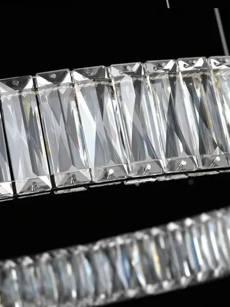 Cały zestaw z Żyrandolem Kryształowym Crystal Srebrnym Glamour w nowoczesnym domu. Meble na zamówienie od Primavera Home.