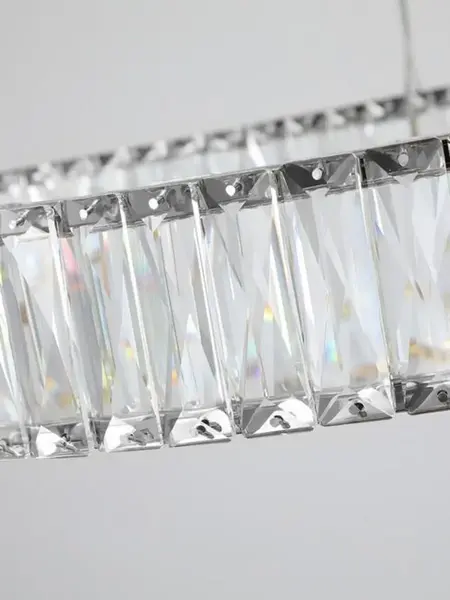 Sposób powieszenia Żyrandola Kryształowego Crystal Srebrnego Glamour w nowoczesnym lokalu. Ekspozycja w salonie od Primavera Home.