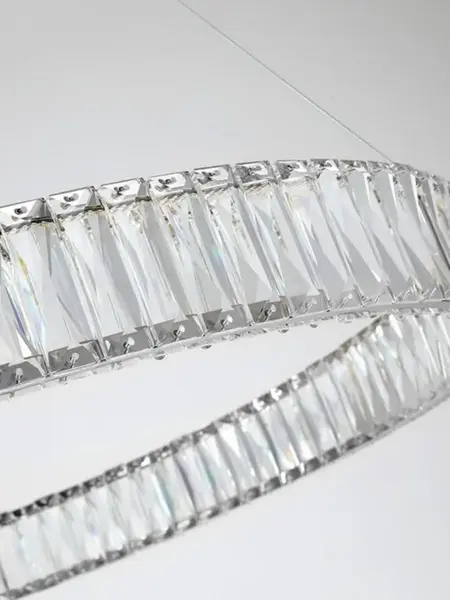 Żyrandol Kryształowy Crystal Srebrny Glamour w ciemnym wnętrzu, emanujący blaskiem. Aranżacja nowoczesnego wnętrza od Primavera Home.
