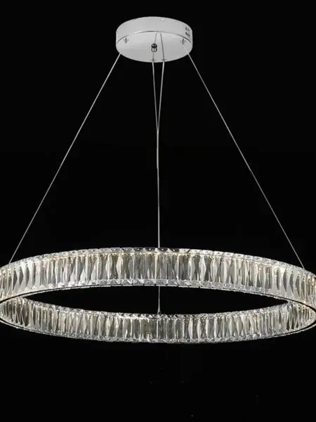 Żyrandol Kryształowy Crystal Srebrny Glamour w jasnym wnętrzu, doskonale oświetlającym przestrzeń. Ekspozycja w salonie od Primavera Home.