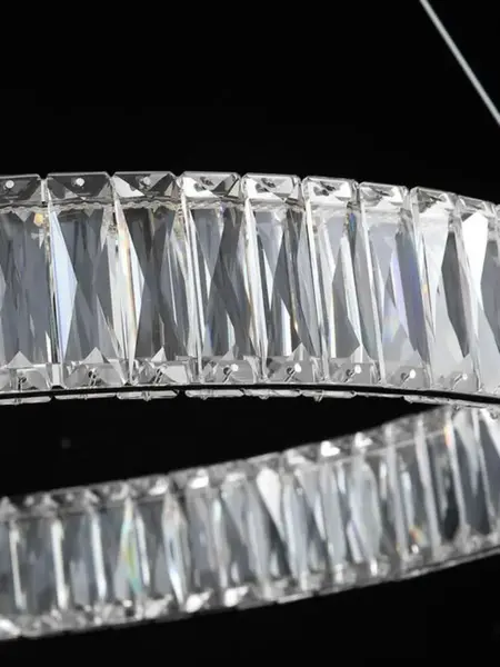 Widok z góry na Żyrandol Kryształowy Crystal Srebrny Glamour, ukazujący jego okrągły kształt. Aranżacja nowoczesnego wnętrza od Primavera Home.