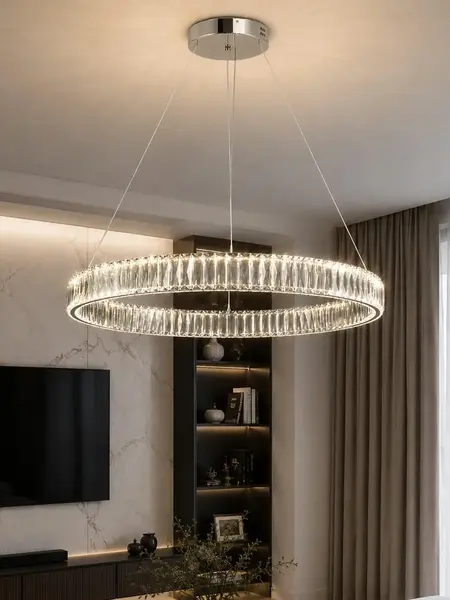Ekspozycja Żyrandola Kryształowego Crystal Srebrnego Glamour w showroomie, dostosowanego do najnowszych trendów. Aranżacja nowoczesnego wnętrza od Primavera Home.