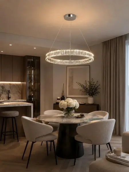 Żyrandol Kryształowy Crystal Srebrny Glamour widziany z boku, idealnie komponujący się w nowoczesnym wnętrzu. Meble na zamówienie od Primavera Home.