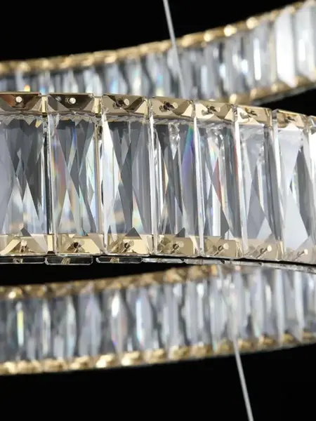 Żyrandol Kryształowy Złoty Crystal XL Trzypoziomowy przy oknie. Naturalne światło i elegancja od Primavera Home.
