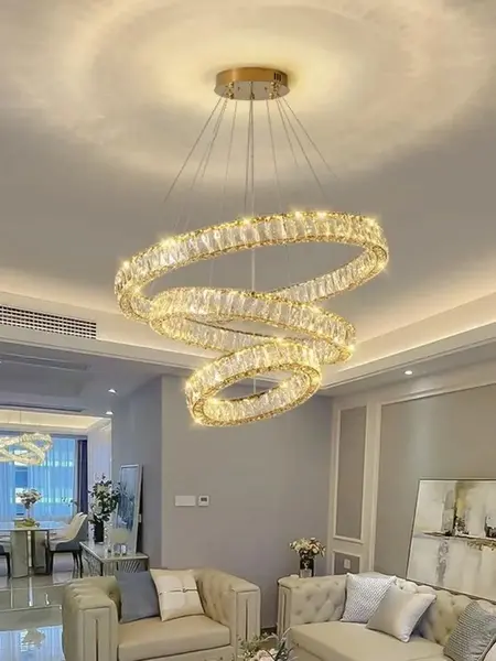 Żyrandol Kryształowy Złoty Crystal XL Trzypoziomowy na tle kwiatów. Świeżość i elegancja od Primavera Home.