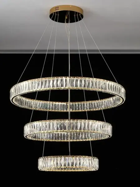 Widok Żyrandola Kryształowego Złotego Crystal XL Trzypoziomowego na suficie. Elegancja w każdym detalu od Primavera Home.
