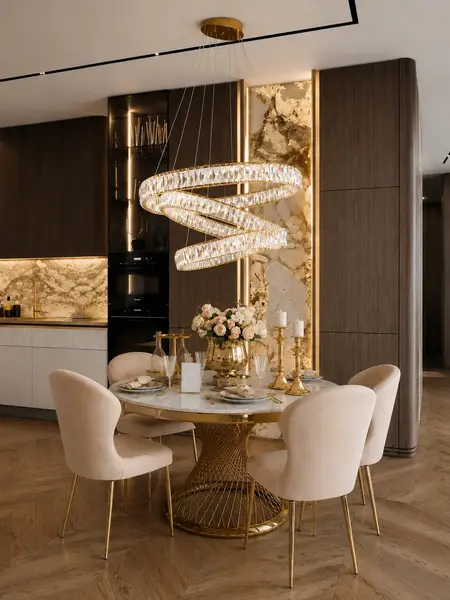 Zbliżenie na kryształowe elementy Żyrandola Kryształowego Złotego Crystal XL Trzypoziomowego. Elegancka stylistyka od Primavera Home.