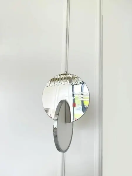 Żyrandol Planet Srebrny Glamour przy wejściu, witający gości elegancją. Ekspozycja w salonie od Primavera Home.