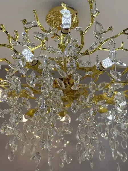 Żyrandol kryształowy złoty QUEEN wyróżniający się nowoczesnymi materiałami. Ekspozycja w salonie od Primavera Home.