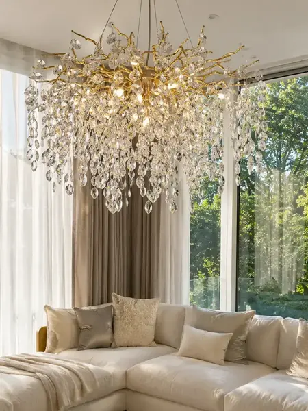 Widok z góry na żyrandol kryształowy złoty QUEEN. Ekspozycja w salonie od Primavera Home.