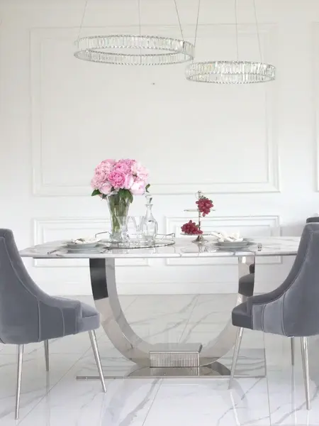Perspektywa Żyrandola Kryształowego Crystal Srebrnego Glamour w przestronnym wnętrzu. Ekspozycja w salonie od Primavera Home.