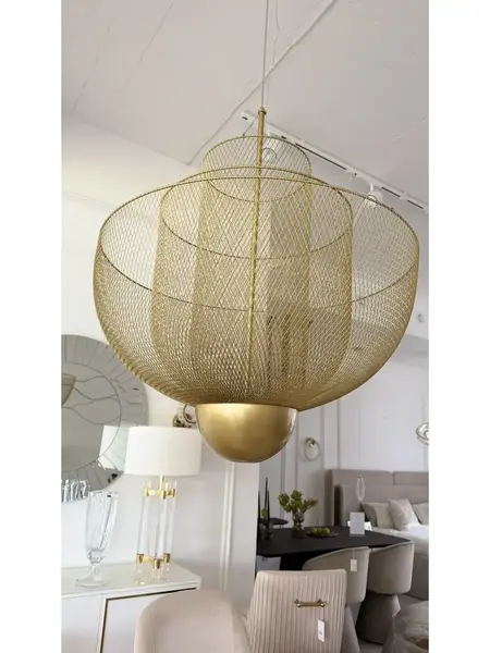 Czarna lampa wisząca złota Florencja jako element całego zestawu mebli. Meble na zamówienie od Primavera Home.