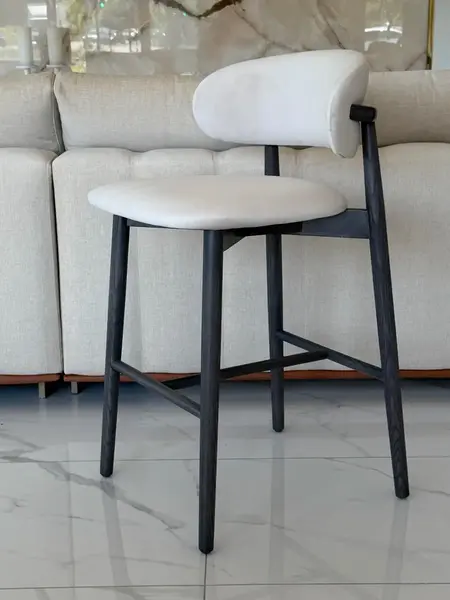 Czarny zestaw mebli z Designerskim Hokerem Drewnianym Olivia – Krzesło Barowe od Primavera Home.