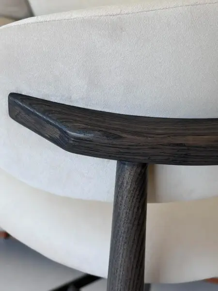 Detale stelaża Designerskiego Hokera Drewnianego Olivia – Krzesło Barowe od Primavera Home.