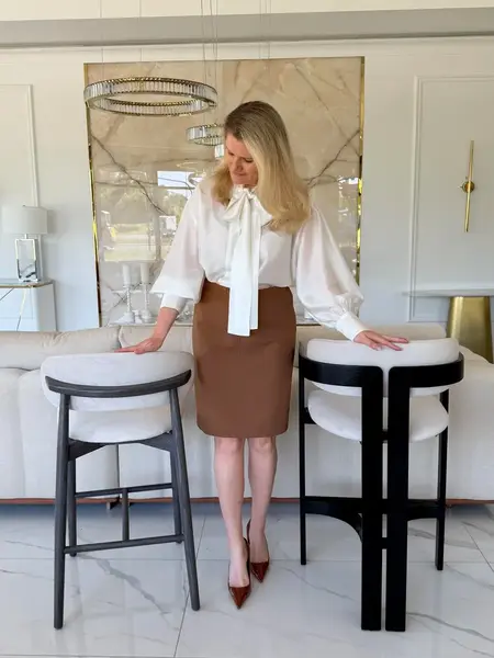 Designerski Hoker Drewniany Olivia – Krzesło Barowe na tle roślin w aranżacji od Primavera Home.