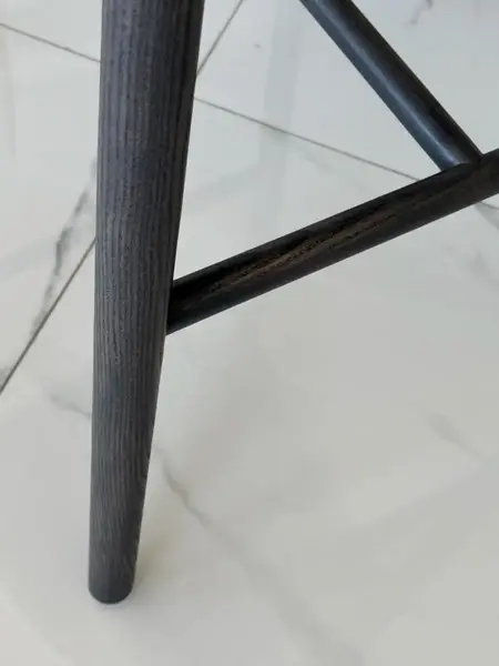 Designerski Hoker Drewniany Olivia – Krzesło Barowe na tle skali w nowoczesnym wnętrzu od Primavera Home.