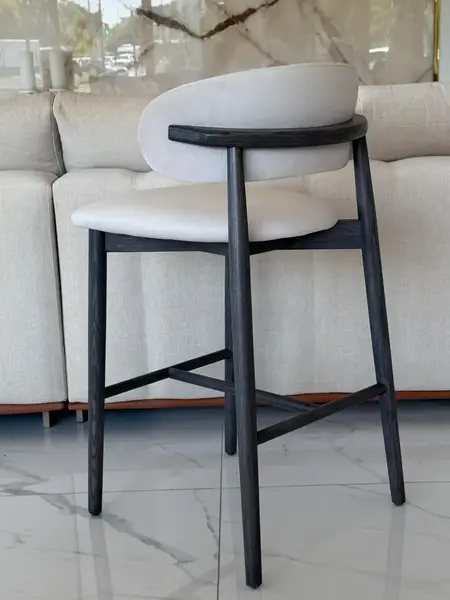 Stylowa aranżacja jadalni z Designerskim Hokerem Drewnianym Olivia – Krzesło Barowe od Primavera Home.