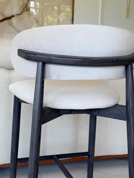 Designerski Hoker Drewniany Olivia – Krzesło Barowe w kuchni od Primavera Home.