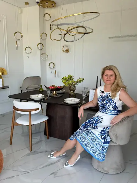 Designerski Hoker Drewniany Olivia – Krzesło Barowe w nowoczesnym mieszkaniu od Primavera Home.