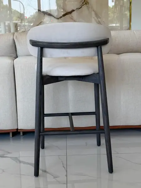 Ekspozycja w sklepie z Designerskim Hokerem Drewnianym Olivia – Krzesło Barowe od Primavera Home.