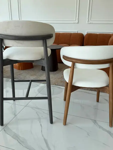 Widok 3D Designerskiego Hokera Drewnianego Olivia – Krzesło Barowe od Primavera Home.