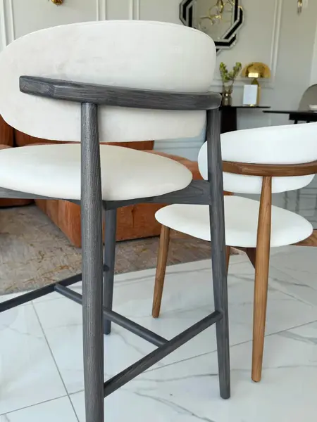 Widok od dołu, Designerski Hoker Drewniany Olivia – Krzesło Barowe od Primavera Home.