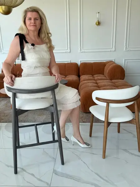 Widok z dołu Designerskiego Hokera Drewnianego Olivia – Krzesło Barowe od Primavera Home.