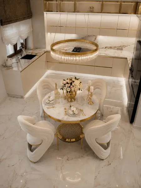 Ekskluzywne Krzesło Queen – Nowoczesny Włoski Design w zbliżeniu, ukazujące jakość materiałów i wykończenia. Ekspozycja w salonie od Primavera Home.