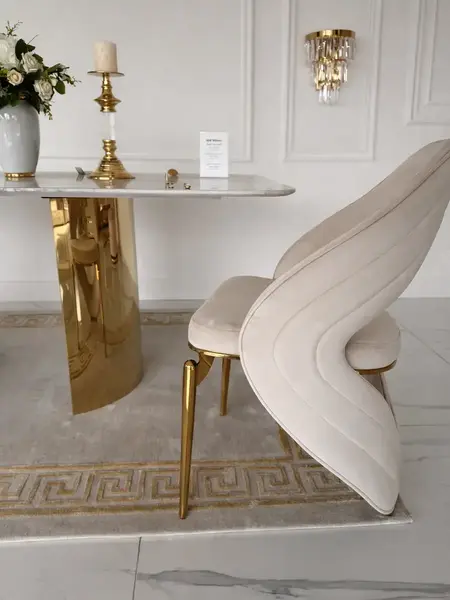 Ekskluzywne Krzesło Queen – Nowoczesny Włoski Design w stylowej kawiarni, nadające przestrzeni elegancki klimat. Meble na zamówienie od Primavera Home.