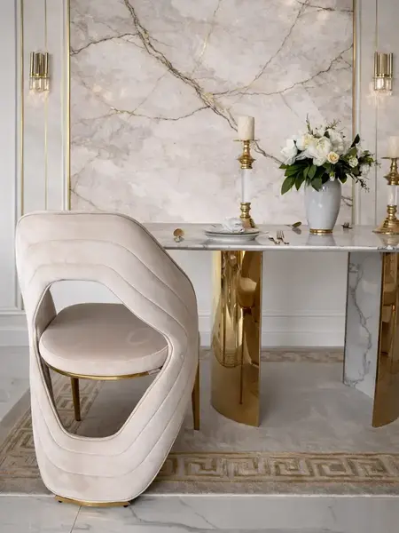 Ekskluzywne Krzesło Queen – Nowoczesny Włoski Design w niejednoznacznym otoczeniu, regulującym charakter wnętrza. Ekspozycja w salonie od Primavera Home.