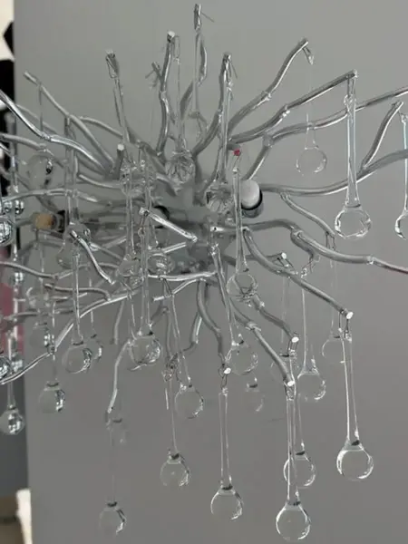 Kinkiet Srebrny Glamour Rain w aranżacji nowoczesnego salonu, dodający blasku i klasy.