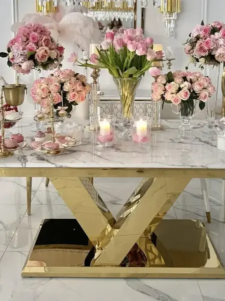 Ekskluzywny stół glamour do jadalni, nowoczesny, z białym konglomeratem, złoty LV COLLECTION w przytulnym mieszkaniu, stawiającym na elegancję.