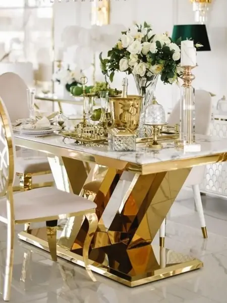 Aranżacja w salonie z wykorzystaniem stołu glamour złoty ekskluzywny do jadalni, nowoczesny, czarny marmur LV COLLECTION OUTLET od Primavera Home.