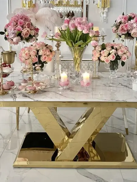 Ekspozycja w showroomie stołu glamour złoty ekskluzywny do jadalni, nowoczesny, czarny marmur LV COLLECTION OUTLET, podkreślająca jego elegancję.