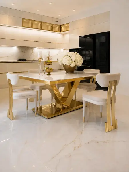 Detal nóg ekskluzywnego stołu glamour do jadalni, nowoczesnego, z białym konglomeratem, złoty LV COLLECTION, ukazujący solidność konstrukcji.
