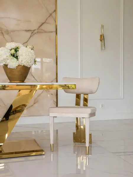 Ekskluzywny stół glamour do jadalni w stylowym otoczeniu, nowoczesny, z białym konglomeratem, złoty LV COLLECTION w minimalistycznym wnętrzu.