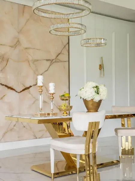 Fokalny punkt w wnętrzu z ekskluzywnym stołem glamour do jadalni, nowoczesnym, z białym konglomeratem, złoty LV COLLECTION.
